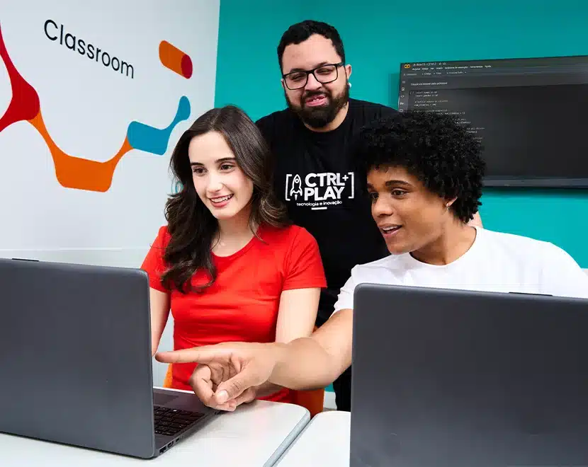 Aula de programação e robótica no CNA