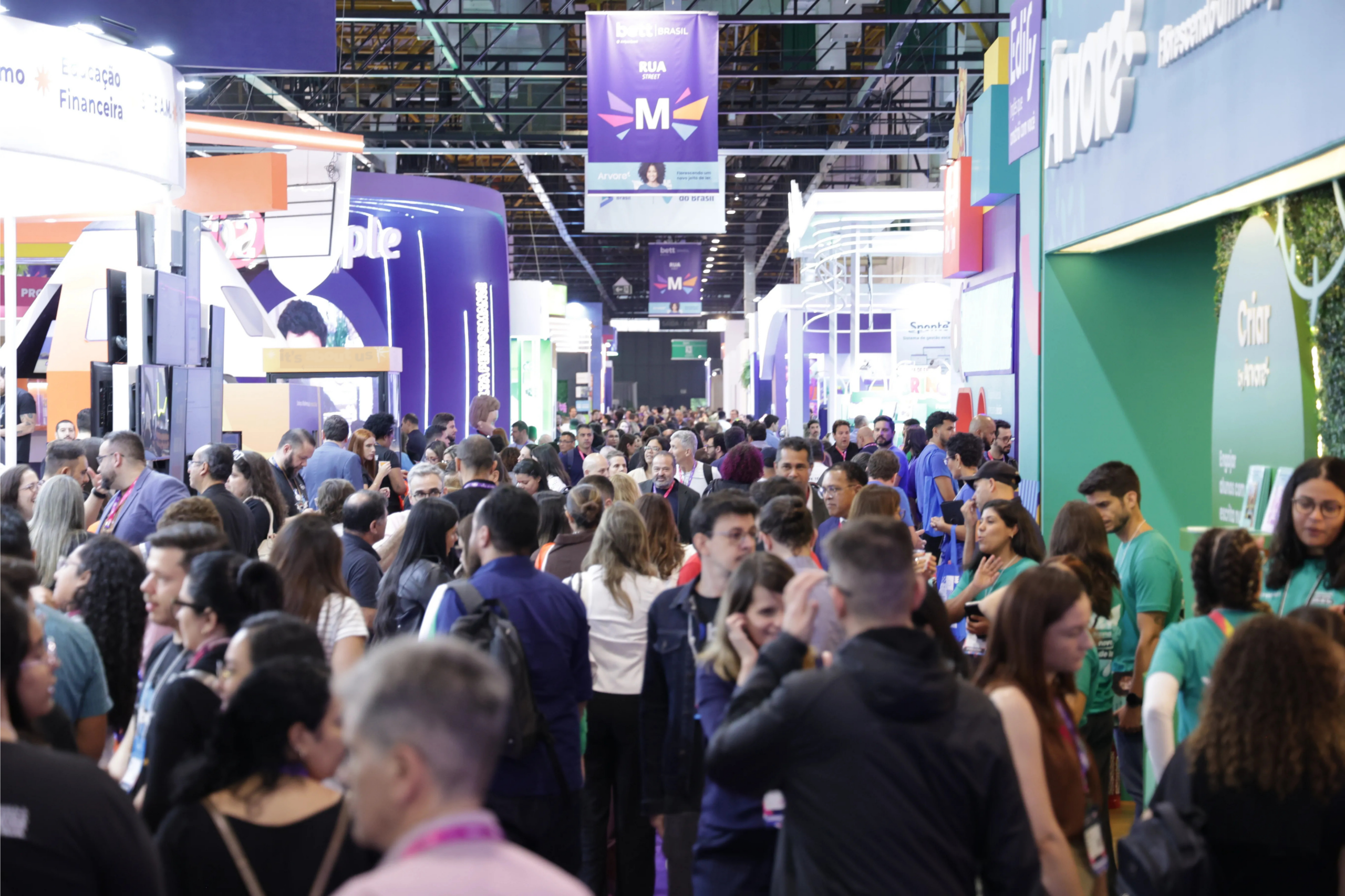 CNA apresenta solução que integra ensino bilíngue e tecnologia ao currículo escolar na Bett Brasil 2026